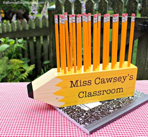 Save your wood scraps!  I’ve got 5 diy scrap wood projects you can make for teachers this holiday season. Make this pencil shaped pencil holder from 1×4 scraps.  Add a few holes for pencils and some personalization and you have a great gift for a teacher (and one the students can use too!).  All the... Read more Diy Pencil, Wood Projects For Beginners, Wood Crafting Tools, Funky Junk Interiors, Wood Scraps, Scrap Wood Projects, Diy Holz, Woodworking Projects That Sell, Wooden Projects