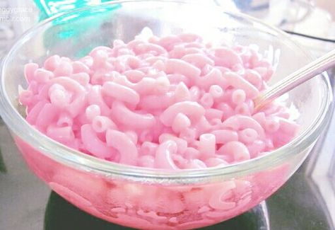 Pink mac and cheese Pink Mac N Cheese, Pink Mac And Cheese, Barbie Recipes, Dream Birthday Party, Magical Food, Unicorn Food, Barbie Party Decorations, Dream Birthday, Picnic Day