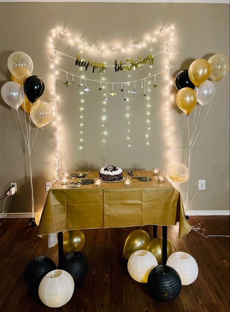 30th Birthday Decoration Ideas At Home, Black And Gold Birthday Party Ideas Decoration, Black Gold And White Birthday Decoration, Golden And Black Balloon Decoration, Black White And Gold Party Ideas, Minimal Birthday Decor For Men, Black And Golden Birthday Decoration, Party Ideas Black And Gold, Birthday Decor Ideas At Home