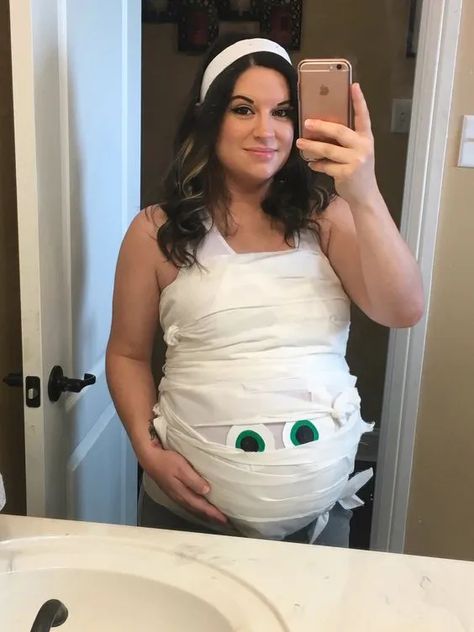 21 pregnant Halloween costumes for the mum-to-be! Maternity Halloween Costumes, Maternity Halloween, Bonnie Und Clyde, Pregnancy Costumes, Mummy Costume, Pregnant Halloween Costumes, Kostum Halloween, Pregnant Halloween, Fantasias Halloween