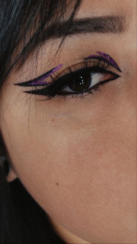 Black And Purple Eyeliner, Graphic Liner Purple, Subtle Graphic Liner, Red And Purple Makeup, Snake Eyeliner, Simple Eyeliner Makeup, Purple Lipstick Looks, Purple And Black Makeup, Purple Halloween Makeup