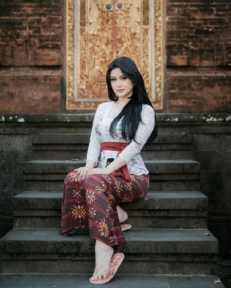 Kebaya bali - baju adat bali. Pakaian tradisional Indonesia. Balinese traditional clothing. cr/instagram: gusta_bali #culture #budaya #busana #clothes #costume #attire #outfit #asia Indonesia Dress Traditional Clothes, Bali Traditional Dress, Indonesian Costume Traditional, Balinese Traditional Clothing, Bali Traditional Clothes, Indonesian Traditional Clothes, Indonesian Outfit, Indonesia Traditional Clothes, Kebaya Outfit