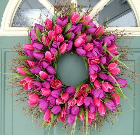 spring-wreath-purple-and-pink-tulips Couronne Diy, Home Magic, Front Porch Flowers, Diy Frühling, Porch Flowers, Diy Spring Wreath, Wall Wreath, Outdoor Wreaths, Spring Wreaths