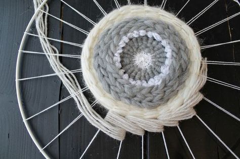 Circular Weaving Loom, Circle Loom, Circular Weaving, Basket Weaving Diy, Weaving Loom Diy, Weaving Loom Projects, Yarn Wall Art, Weaving Wall Hanging, Weaving Ideas