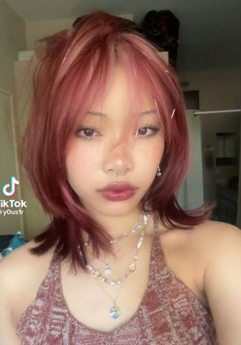 Y0us1r Hair, Short Pink Highlighted Hair, Hachi Nana Hair Color, Funky Summer Hair Color, Summer Red Hair With Highlights, Short Hair Pink Highlights, Red Hair Ideas Highlights, Short Hair With Pink Highlights, Red With Pink Highlights