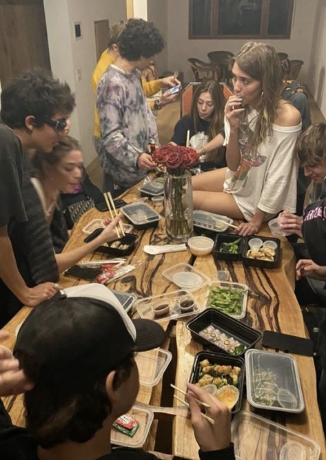 Friends Eating Together Aesthetic, Eating With Friends Aesthetic, Connie Springer, Living In London, Dream Friends, Uni Life, Teen Life, Dream Lifestyle