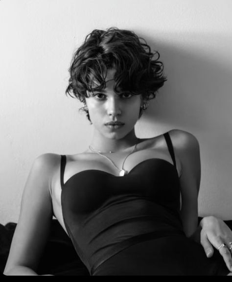 Very Short Curly Hair Women, Short Hair Photoshoot, Mathilda Gvarliani, Curly Pixie Haircuts, Curly Pixie, Foto Poses, Figure Poses, Hair Reference, Character Designs