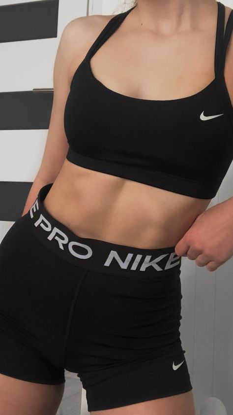 Nike Sports Leggings, Nike Fits Women, Nike Pro Aesthetic, Nike Women Clothes, Nike Pro Shorts Outfit Aesthetic, Knee Fat Workout, Gym Outfit Nike, Nike Sports Bra Outfit, Nike Workout Outfits