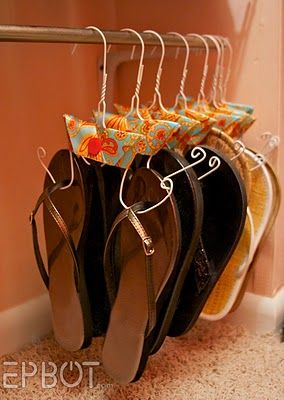 gotta make these for my numerous pairs of flip flops Flip Flop Hanger, Tricia Guild, Shoe Hanger, Astuces Diy, Wire Hangers, Closet Ideas, Spare Room, Decor Rustic, Household Hacks