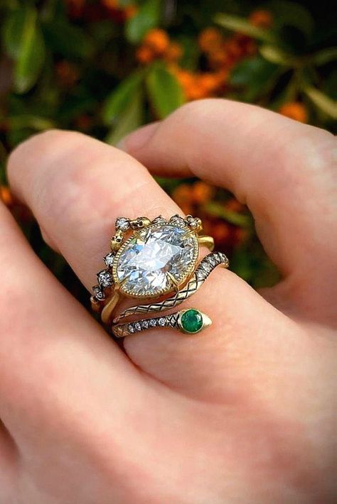 This old-school ring feels perfect for your special moment. I can’t get enough of this sparkler? It’s so vintage, yet so now! Pin that to your jewelry ideas. Vintage Bridal Ring, School Rings, Elegant Engagement Rings, Sparkle Earrings, Vintage Bridal, Timeless Wedding, Bridal Ring, Your Special, Bridal Rings