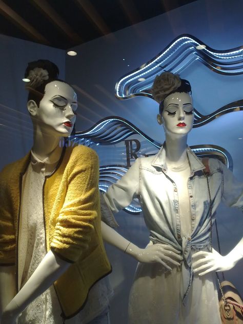 In this window the mannequins give out a 90s vibe with their outfits and hair-do and posture.The lights refelect well on the mannequins . Realistic Mannequins, Fashion Window Display, Proper Attire, Mannequin Display, Semi Realistic, White Figures, Store Window Displays, Eyes Wide Shut, Window Display Design