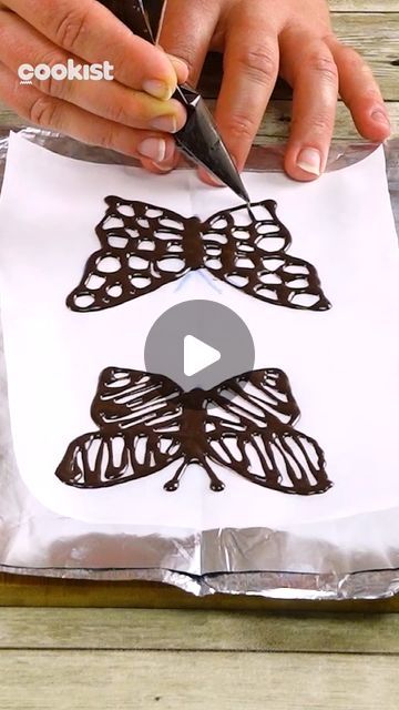 Chocolate Butterfly, Chocolate Butterflies, Butterfly Garden Party, Cookist Wow, Recipes Easy Quick, Chocolate Work, Food Appetizers, Baking Paper, Cute Butterfly