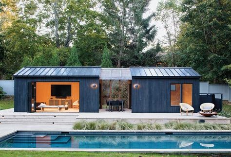 On Shelter Island, a Pool House as Discreet as Its Environs - The New York Times Shipping Container Pool House, Pool House Shed, Hampton Estates, Container Pool, Pool House Designs, House Shed, Shelter Island, Casa Container, Interior Design Magazine