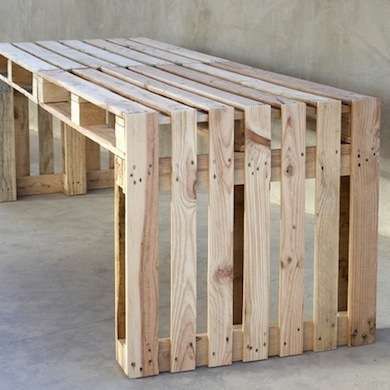 Simple Bench  A pallet bench ranks low on the difficulty scale, making it a great introductory project for beginning furniture builders. And... Diy Esstisch, Table Palette, Pallet Desk, Simple Benches, Pallet Kitchen, Pallet Projects Furniture, Pallet Designs, Palette Design, Diy Dining Table