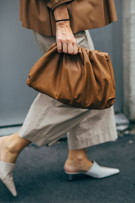 Clutch Bag Outfit, Milan Fashion Week Spring 2020, Street Style Bags, Bottega Veneta Bag, Fashion Week Spring 2020, Fashion Landscape, Plunge Dress, The Best Street Style, Best Street Style