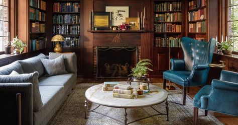 The library of a 1930s Tudor revival house in Portland, Ore., manages to nod to tradition without resorting to yawny mahogany-paneled clichés. Living Room Furniture Trends, Chic Living Room Decor, Family Room Colors, Modern Rustic Living Room, Tudor Revival, White Interior Design, Tudor House, Living Room Shelves, Chic Living Room