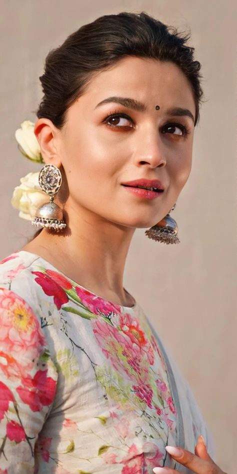 Alia Bhatt Bollywood Aesthetics, Alia Bhatt Saree, Gangubai Kathiawadi, 4k Wallpaper Android, Makup Looks, Bollywood Beautiful, Girls Drawing, Alia Bhatt Photoshoot, Saree Photos