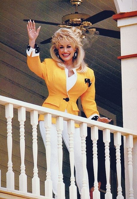 Dolly Parton Dolly Parton Family, Dolly Pardon, Dolly Parton Pictures, Celebrity Recipes, Personal Pictures, Waist Belts, Country Music Stars, Country Music Singers, Hello Dolly