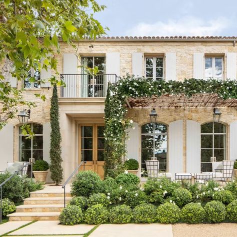 Ficus Hedge, American Villa, Patina Farm, Veranda Magazine, Casa Exterior, Front Porch Decorating, Los Angeles Homes, South Of France, Pool House