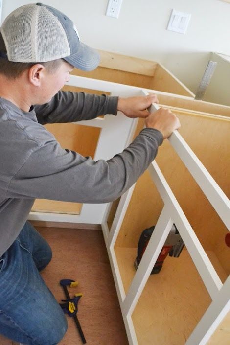 Framed Kitchen Cabinets, Installing Kitchen Cabinets, Face Frames, Building Kitchen Cabinets, Building A Kitchen, Framed Cabinet, Face Frame, Cabinets Diy, New Kitchen Cabinets