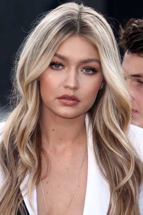 Gigi Hadid Neutral Blonde Hair, Gigi Hadid Hair, Beige Blond, Neutral Blonde, Hot Haircuts, Hair Blond, Long Layered Haircuts, Blonde Hair Shades, Shades Of Blonde