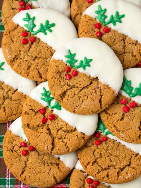 Galletas bañadas en chocolate blanco- Micasarevista Dipped Ginger Cookies, Jul Kaka, Ginger Cookies Christmas, Ginger Bread Cookies Recipe, Christmas Color, Ginger Cookies, Xmas Cookies, Xmas Food, Cooking Classy