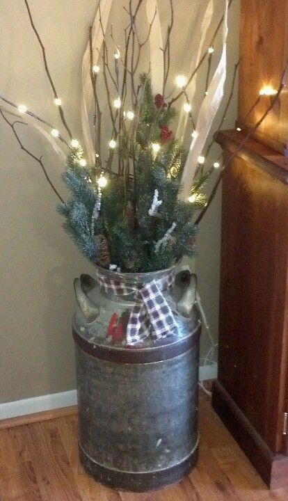 Old Milk Can- Re-do for Christmas with berries and a red ribbon Milk Can Decor, Old Milk Cans, Metal Bucket, Christmas Decorations Diy Outdoor, Milk Cans, Christmas Porch, Primitive Christmas, Country Christmas, Christmas Deco