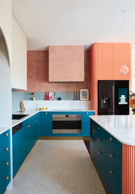 This Colorful Sydney Kitchen Channels a Beachside Holiday | Architectural Digest Terrazzo Kitchen, Terrazzo Floor Tiles, Terrazzo Floors, Mcm House, Mid Century Home, Century Home, Terrazzo Flooring, Old Kitchen, Kitchen Photos