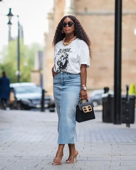 90s style jean skirts have most definitely made a comeback recently – so whether you already own one or are thinking about purchasing a denim skirt, here are 20 different long denim skirt outfit ideas to try while the style is trending! Jean Skirt Outfits Summer, Long Denim Skirt Outfits, Denim Skirt Outfit Summer, Denim Midi Skirt Outfit, Long Denim Skirt Outfit, Rok Outfit, Skirt Outfits Summer, Look Zara, Denim Skirt Outfits