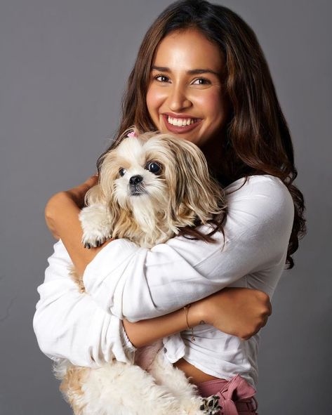 Photo Studio With Dog, Studio Shoot With Dog, Dog Photoshoot Ideas With Owner Studio, Dog Photoshoot Studio, Family Dog Pictures, Dog Family Pictures, Family Dog Photos, Dog Photography Poses, Pet Photography Studio