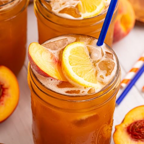 Peach Sweet Tea Peach Sweet Tea, Carrot Recipes Side Dishes, Peach Tea Recipe, Alcoholic Punch Recipes, Adult Beverages Recipes, Canning Peaches, Dessert Shots, Peach Ice Tea, Fresh Peaches