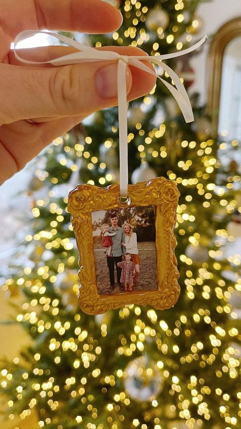 Cutest simplest little Christmas craft. 🥹🌲✨ I saw my friend @nfranx make these as party favors, and I thought they would make the cutest l… | Instagram Craft Night Ideas Ladies Christmas, Diy Family Ornaments, Hannah Westby, Diy Photo Ornaments, Class Christmas Gifts, Homemade Pictures, Christmas Photo Frame, Picture Ornaments, Diy Photo Frames