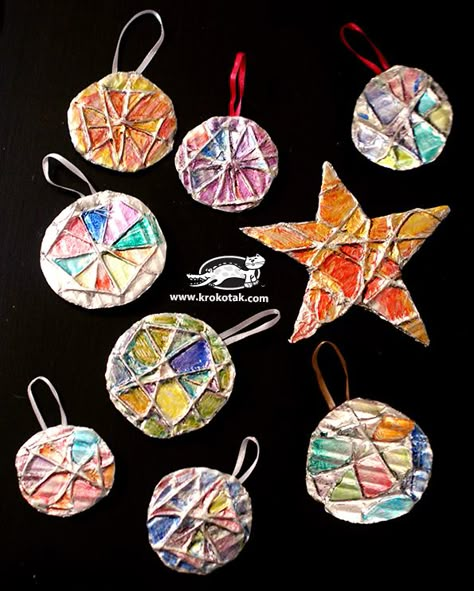 Christmas toys from aluminium foil Aluminum Foil Christmas Ornaments, Tin Foil Christmas Crafts, Aluminum Foil Ornaments, Elementary Art Ornaments, Christmas Ornament Art Project, Foil Art Projects For Kids, Tin Foil Crafts, Foil Crafts, Aluminum Foil Crafts