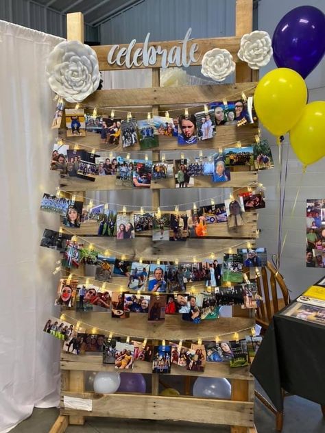 Graduation Open House Decorations, Pallet Picture Display, Graduation Picture Boards, Graduation Party Picture Display, Graduation Photo Displays, Creative Graduation Party Ideas, Graduation Display, Pink Graduation Party, Graduation Party Pictures