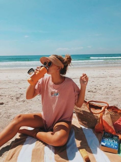 10 Essential Things To Pack For Your Beach Day #bestBeachPhotosgirls Photos Bff, Push Up Lingerie, Shotting Photo, Photography Beach, Foto Tips, Swimwear Trends, Sustainable Swimwear, Beach Poses, Brunch Outfit