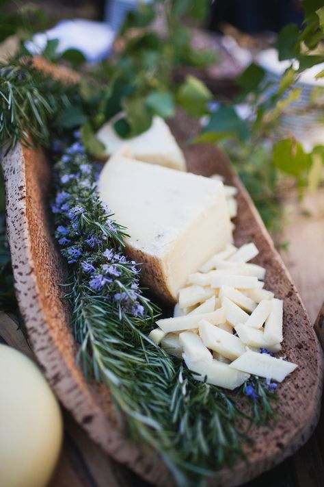 Gallery & Inspiration | Category - Food And Drink | Picture - 1075248 Cheese Table, Cheese Party, Wine Cheese, Cheese Platters, Small Bites, Food Presentation, Wedding Food, Beautiful Food, Food Styling