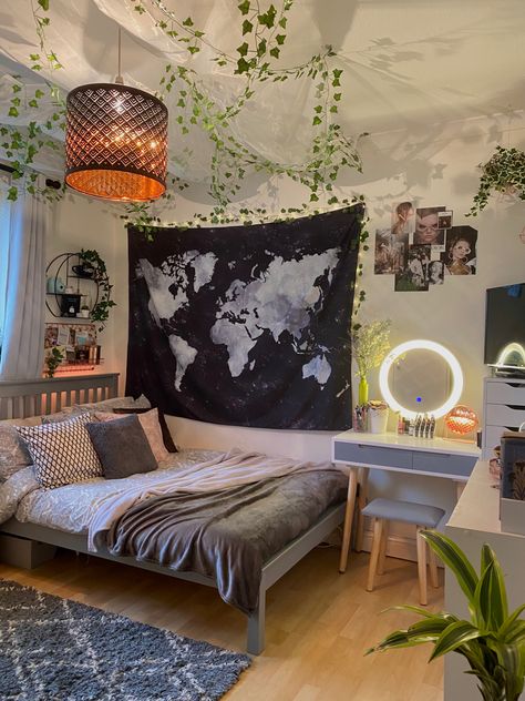 Tapestry With Vines And Lights, Cute Room Tapestry, Room With Tapestry And Vines, Wall Tapestry Aesthetic, Cute Tapestries Bedrooms, Room Decor Bedroom Tapestry, Athestic Room Decor, Tapestry And Vines Bedroom, Aesthetic Wall Tapestry