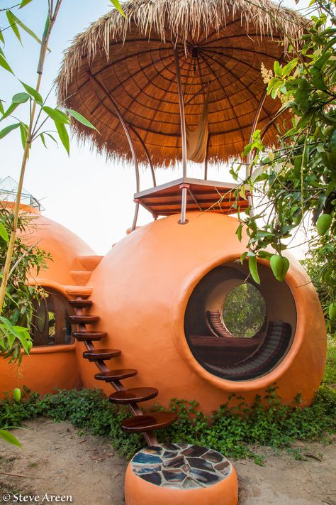 Dome Houses, Casa Hobbit, Earthship Home, Dome Home, Unusual Homes, Cob House, Dome House, Earth Homes, Natural Building