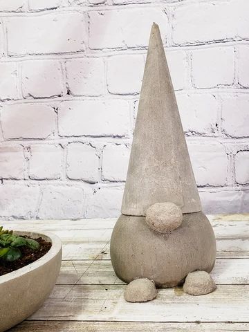 Cement Craft Ideas DIY Cement Planter and Cement Gnome – Kim & Garrett Make It! Diy Cement Christmas Decor, Concrete Gnomes Diy, Cement Craft Ideas, Diy Cement Planters, Cement Projects, Diy Cement, Diy Crafts Christmas, Cement Garden, Cement Diy