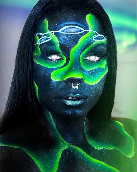 maquillaje de aurora boreal Alien Halloween Makeup, Alien Halloween, Clown Makeup, Eye Makeup Art, Human Art, Makeup Art, Makeup Inspo, Halloween Makeup, Halloween Face Makeup