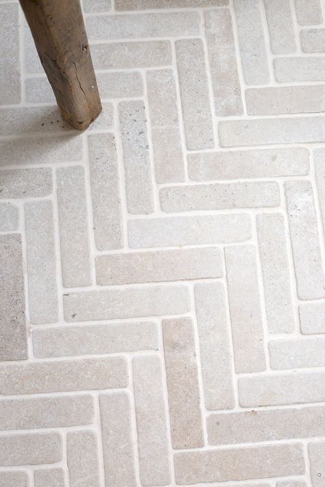 Mud Room Tile Floor Ideas, Herringbone Entryway Tile, White Brick Floor, Brick Mudroom, Brick Bathroom Floor, Bathroom Floor Tiles Design Ideas, Bathroom Stone Tiles, Herringbone Floor Kitchen, White Herringbone Floor