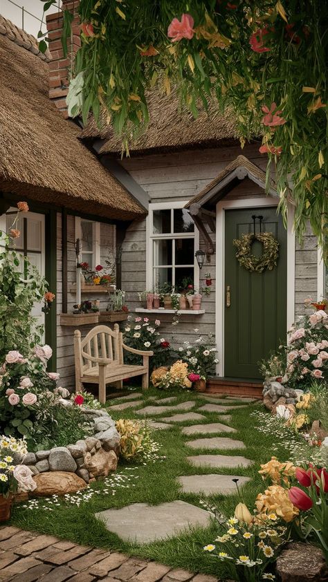 Check out the top 15 small front yard landscape ideas that promise maximum impact and elevate your home's curb appeal. Small Front Yard, Cottage Aesthetic, Dream Life House, Dream Cottage, Dream House Interior, Dream House Exterior, Pretty House, Cottage Homes, Front Garden