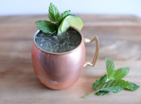 Summer Mixed Drinks, Moscow Mules, Vodka Lime, Mule Recipe, Delicious Drink Recipes, Cheap Wine, Copper Mugs, Moscow Mule, Ginger Beer