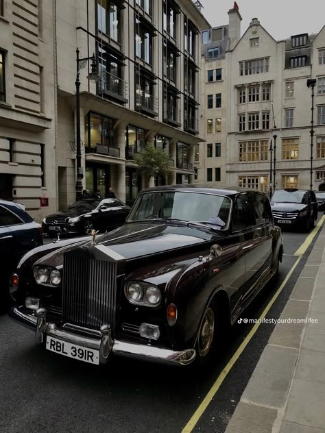 Old Money Aesthetic London, Old Money London Aesthetic, Old Money English Aesthetic, Old Money Luxury Aesthetic, London Mayfair Aesthetic, London Cars Aesthetic, London Rich Aesthetic, Mayfair London Aesthetic, Rich London Aesthetic