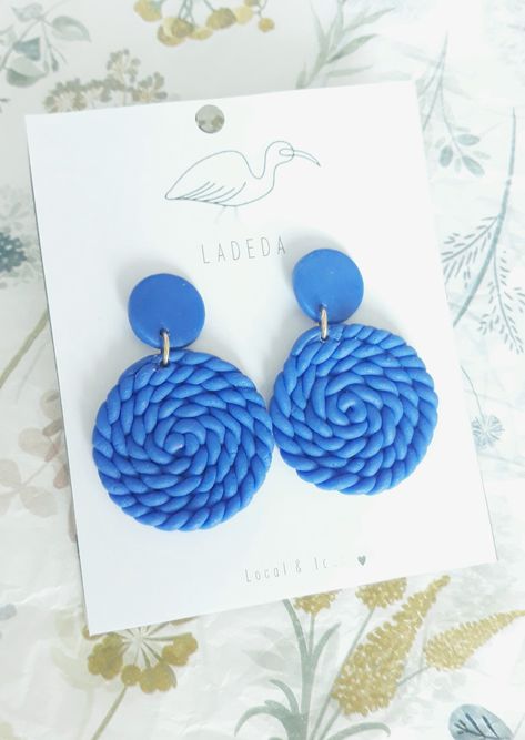 Moldit Jewelry, Jeans Pent, Blue Clay Earrings, Blue Polymer Clay Earrings, Clay Modelling, Blue Polymer Clay, Earring Video, Twist Earrings, Polymer Clay Flower Jewelry