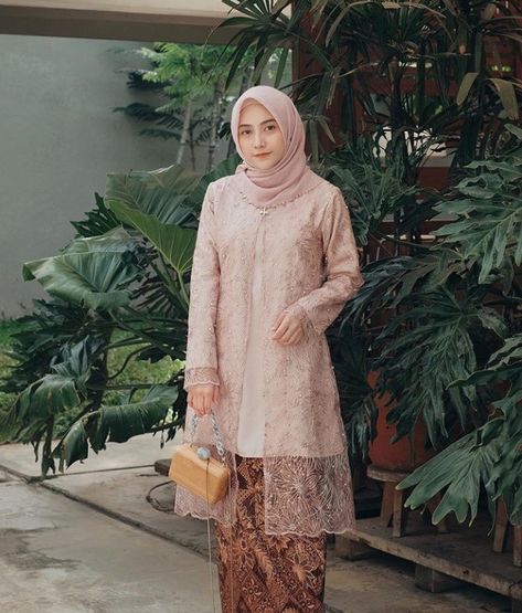 @nisacookie Model Dress Kebaya, Dress Muslim Modern, Kebaya Lace, Baju Kahwin, Kebaya Wedding, Kebaya Modern Dress, Batik Kebaya, Kebaya Dress, Kebaya Muslim