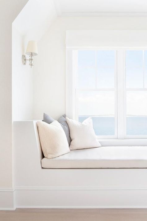 Pretty Beach House, Window Seat Nook, Bedroom Window Seat, Built In Window Seat, Beach Style Bedroom, Window Seat Design, Window Bench, Sitting Room Design, Window Seats