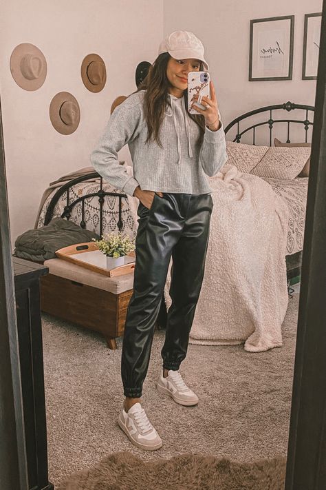 Leather Joggers Outfit, Jogger Outfit Casual, Revamp Clothes, Faux Leather Joggers, Faux Leather Outfits, Vegas Outfit, Leather Joggers, Winter Fashion Outfits Casual, Joggers Outfit