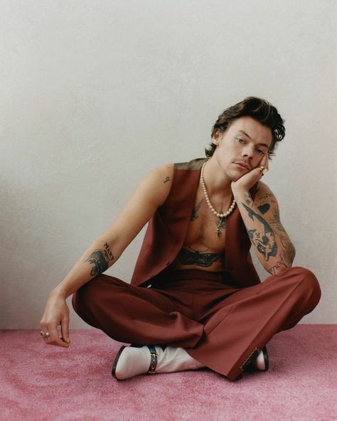 Grunge Style Outfits, Harry Styles Photoshoot, Fine Line Harry Styles, Harry Styles Fine Line, Harry Styles Poster, Harry Styles Aesthetic, Rock Outfit, Harry Styles Wallpaper, Harry Styles Pictures