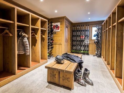 Top 70 Best Mudroom Ideas - Secondary Entryway Designs Ski Mudroom Ideas, Ski Mudroom, Ski Mud Room, Hunting Room Design, Hunting Room Decor, Hunting Storage, Ski House Decor, Gear Room, Ski Room